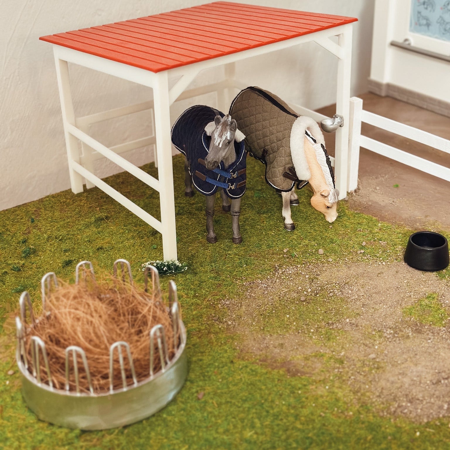 Pasture Shelter with hay rack and bucket for Schleich model horses