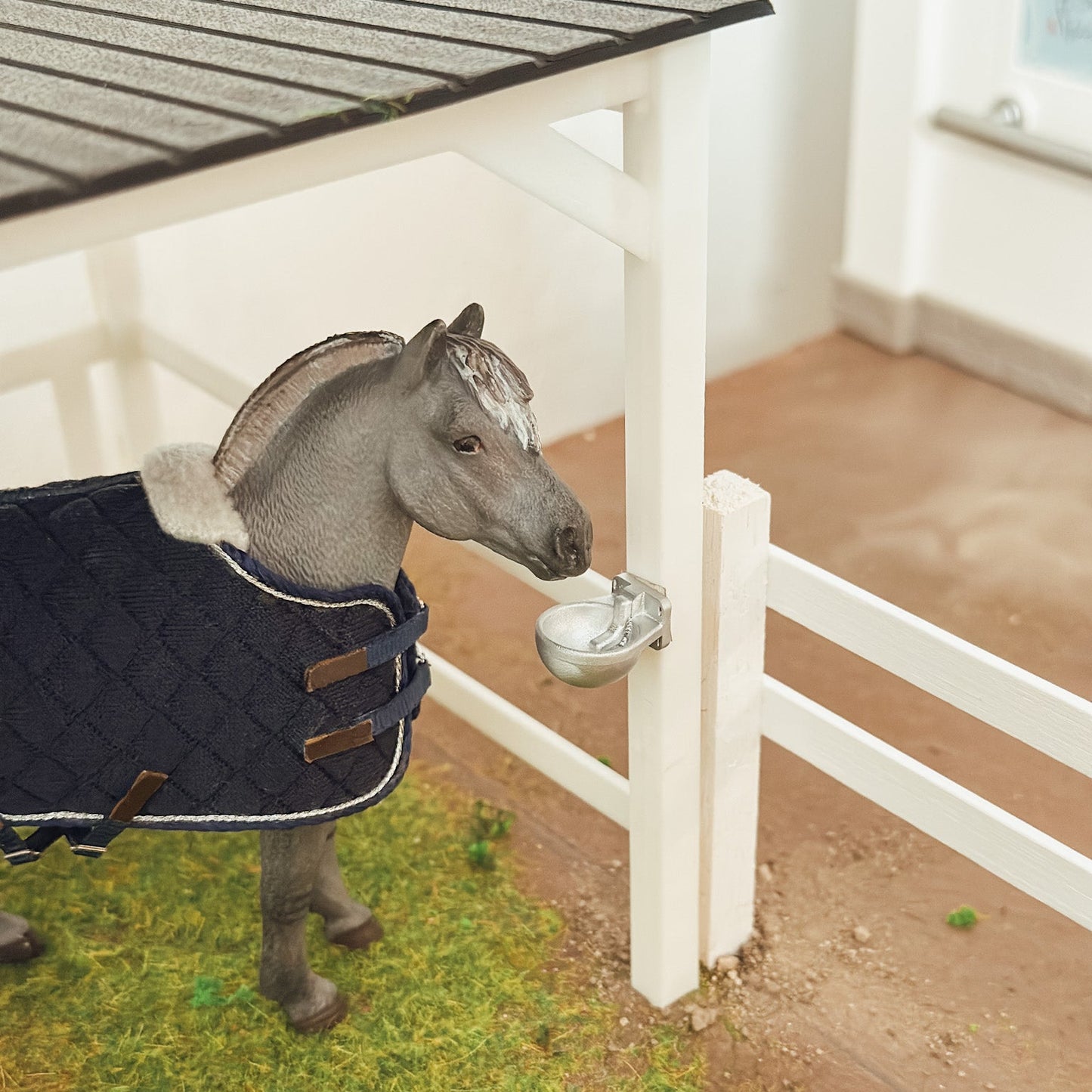 Pasture Shelter with hay rack and bucket for Schleich model horses