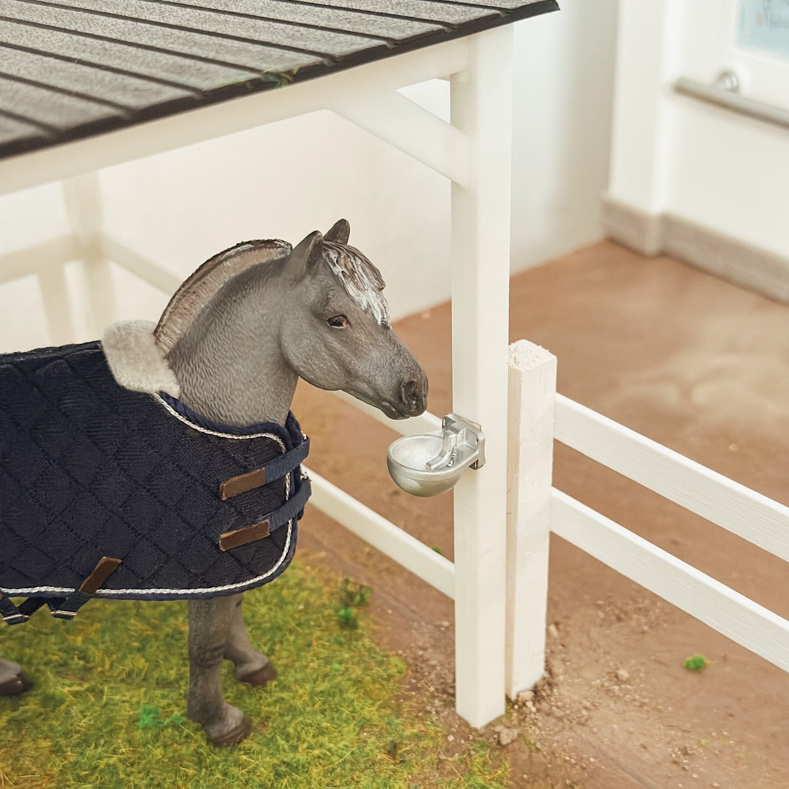 Pasture Shelter with hay rack and bucket for Schleich model horses