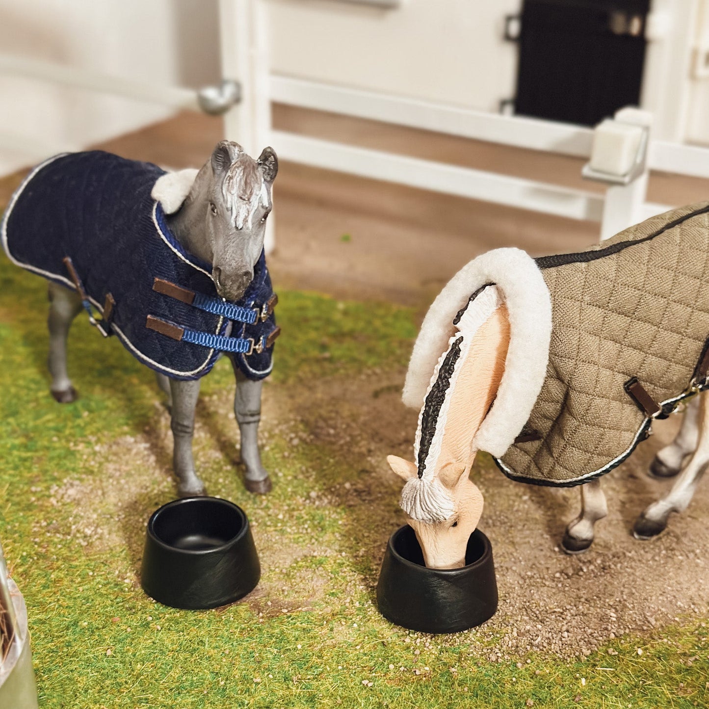 Pasture Shelter with hay rack and bucket for Schleich model horses