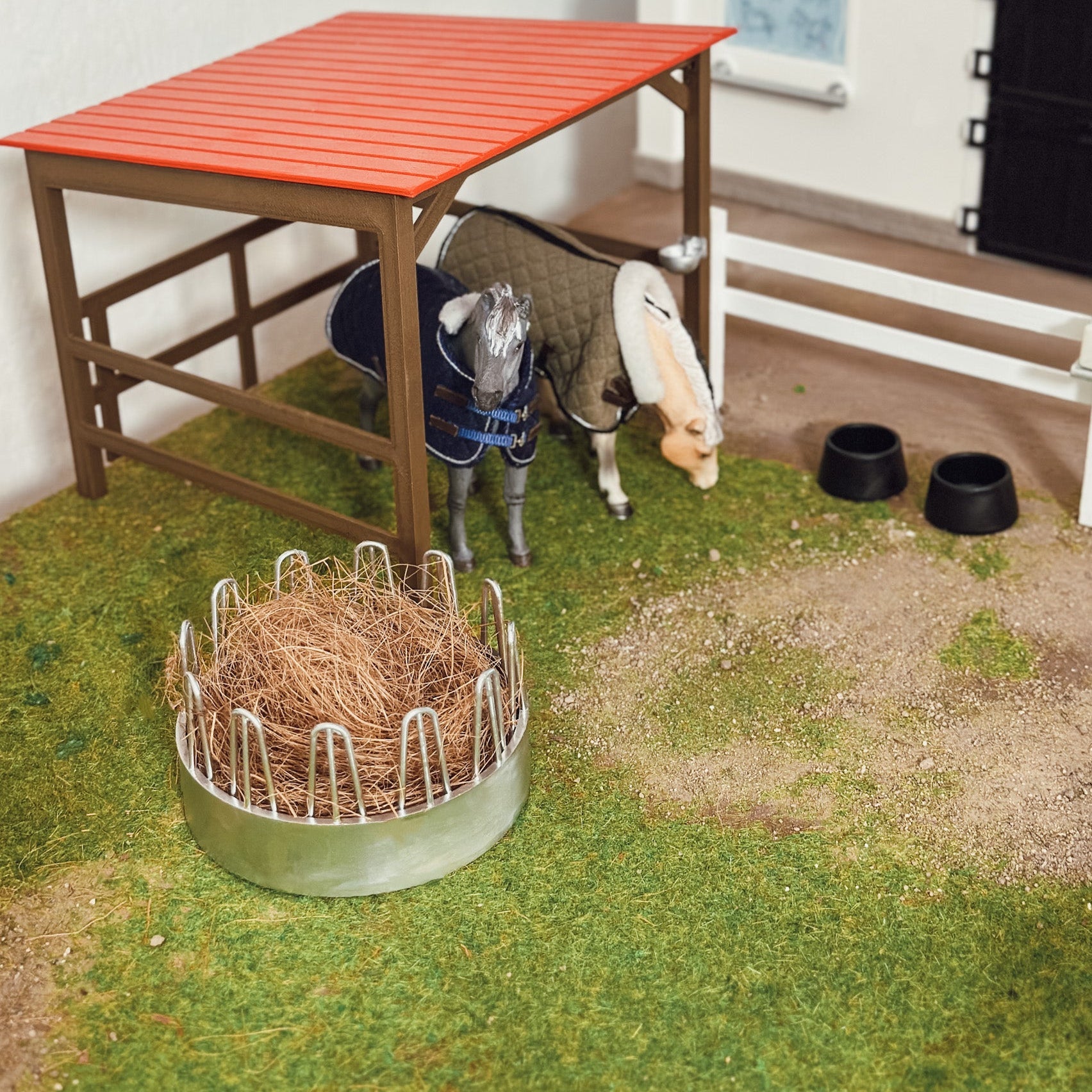 Pasture Shelter with hay rack and bucket for Schleich model horses