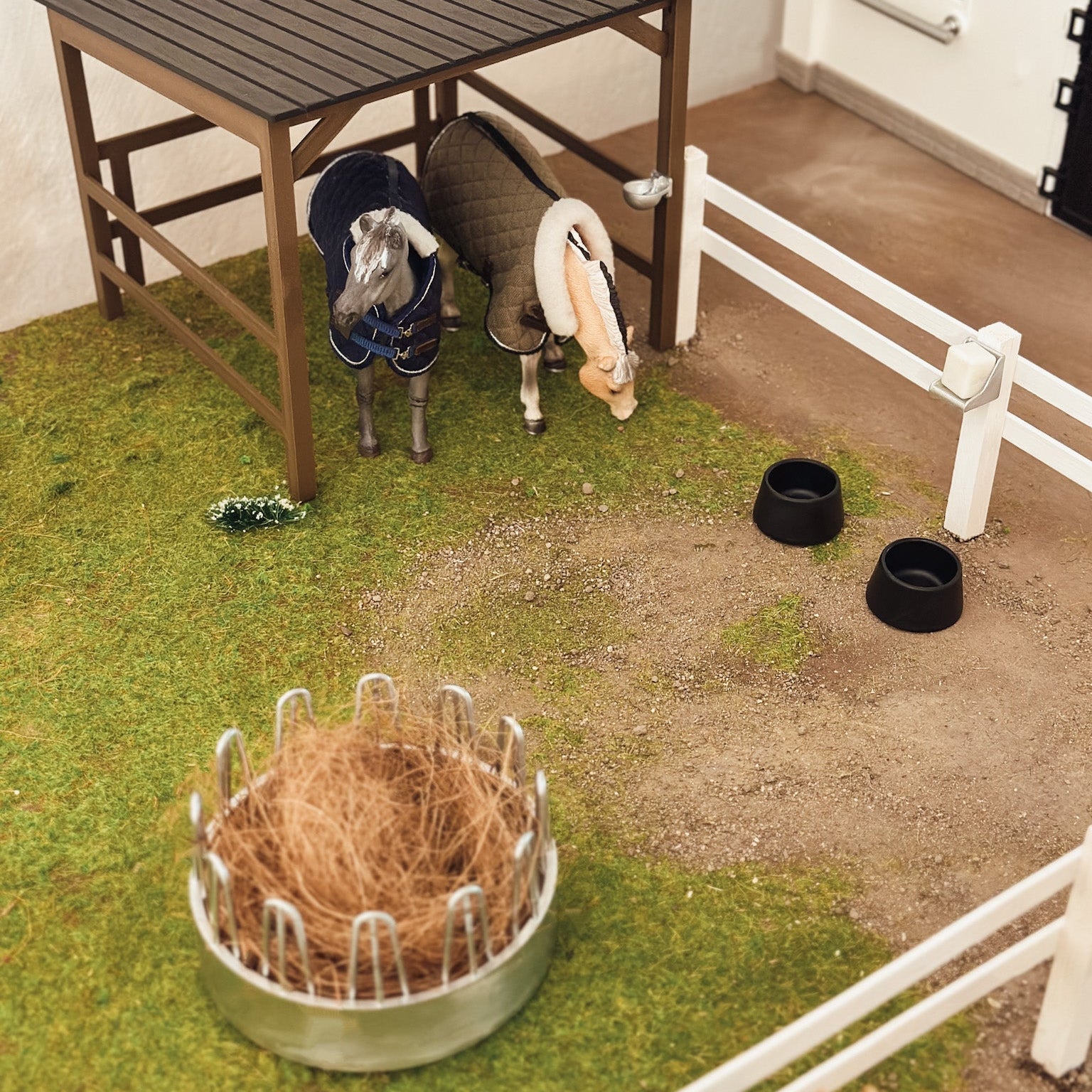 Pasture Shelter with hay rack and bucket for Schleich model horses