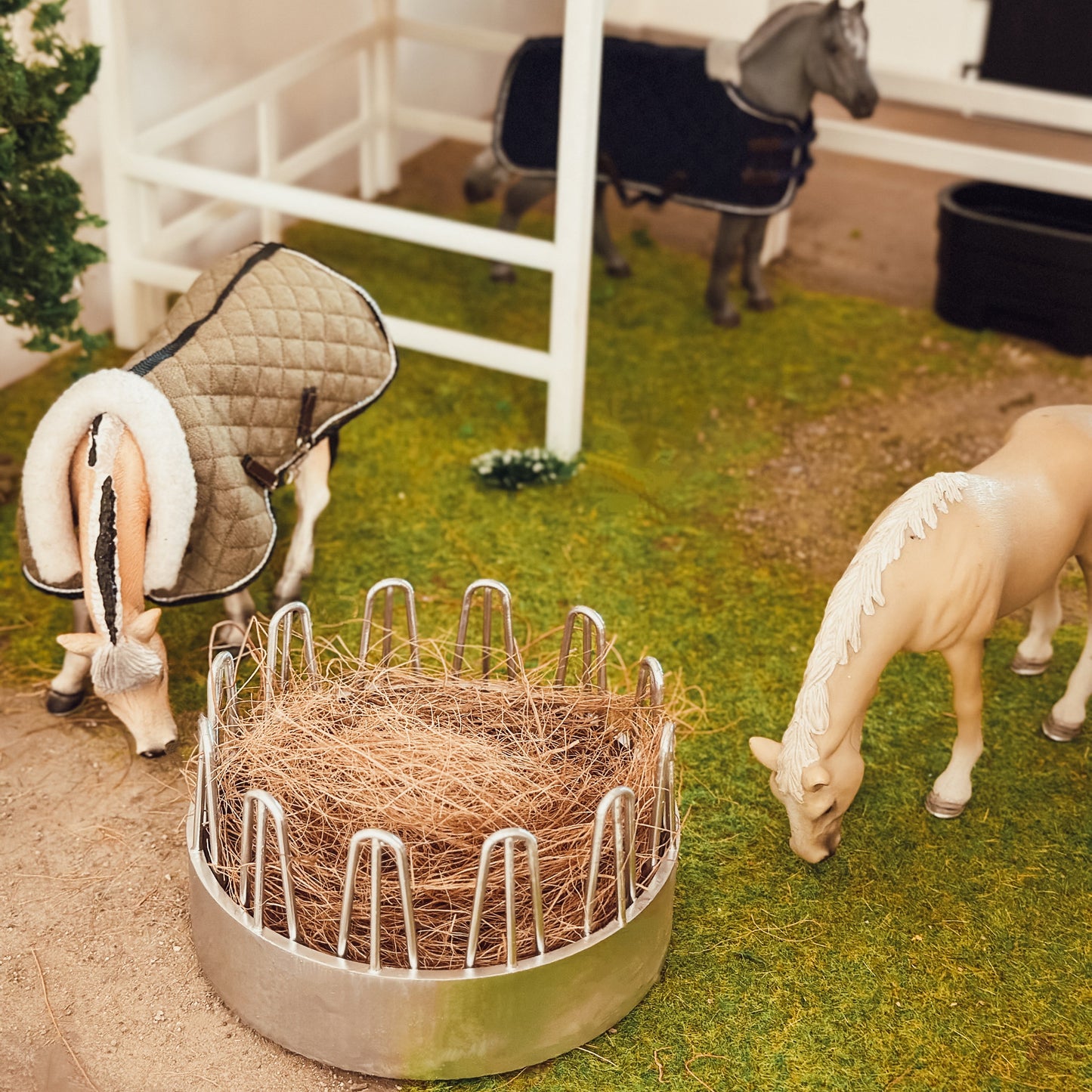 Pasture Shelter with hay rack and bucket for Schleich model horses