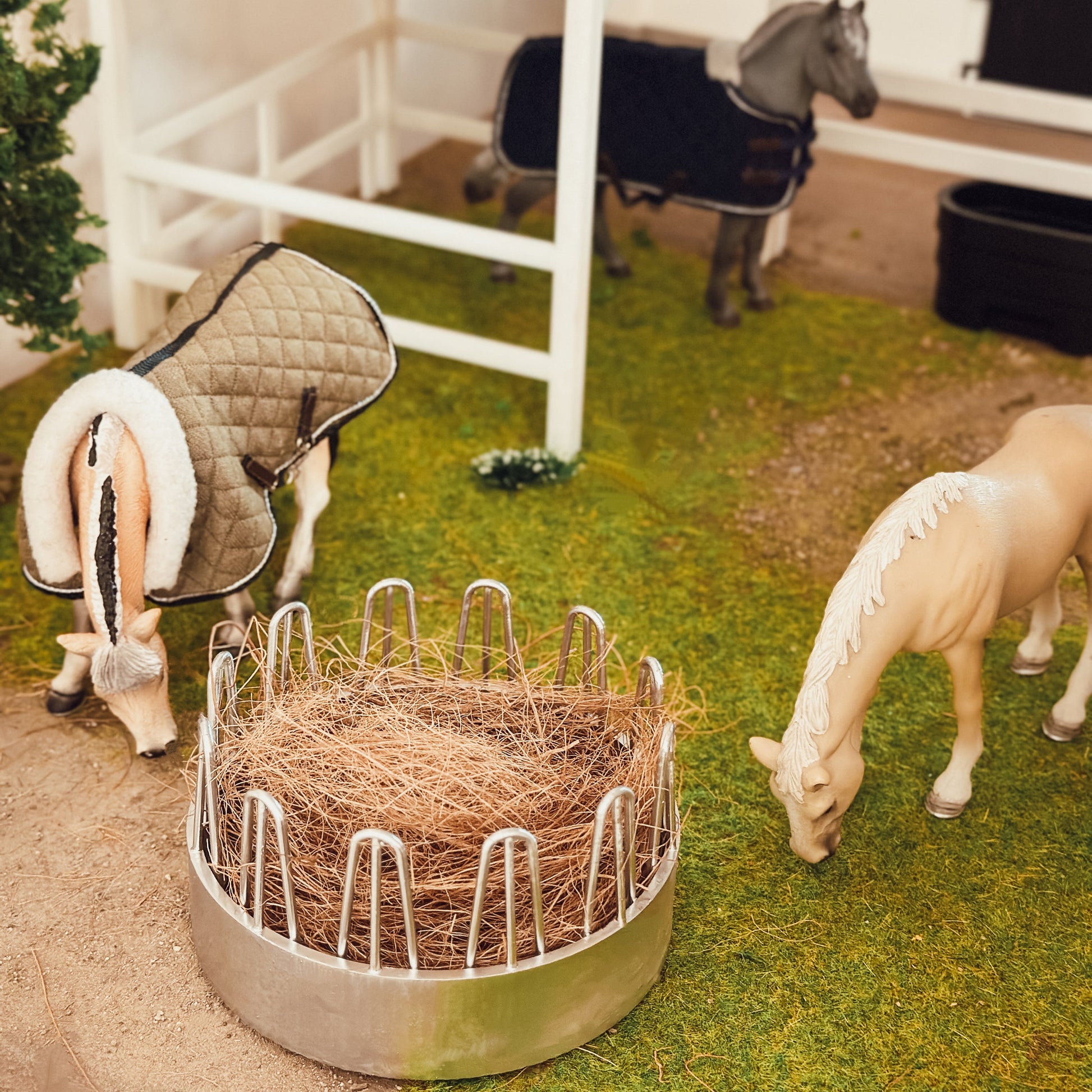Pasture Shelter with hay rack and bucket for Schleich model horses