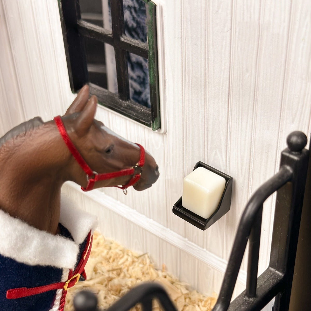 3D printed Salt Block holder for Schleich model horses (Scale 1:20)