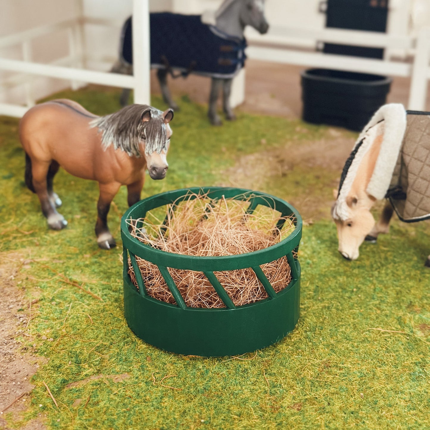 Circular hay feeder for Schleich model horses