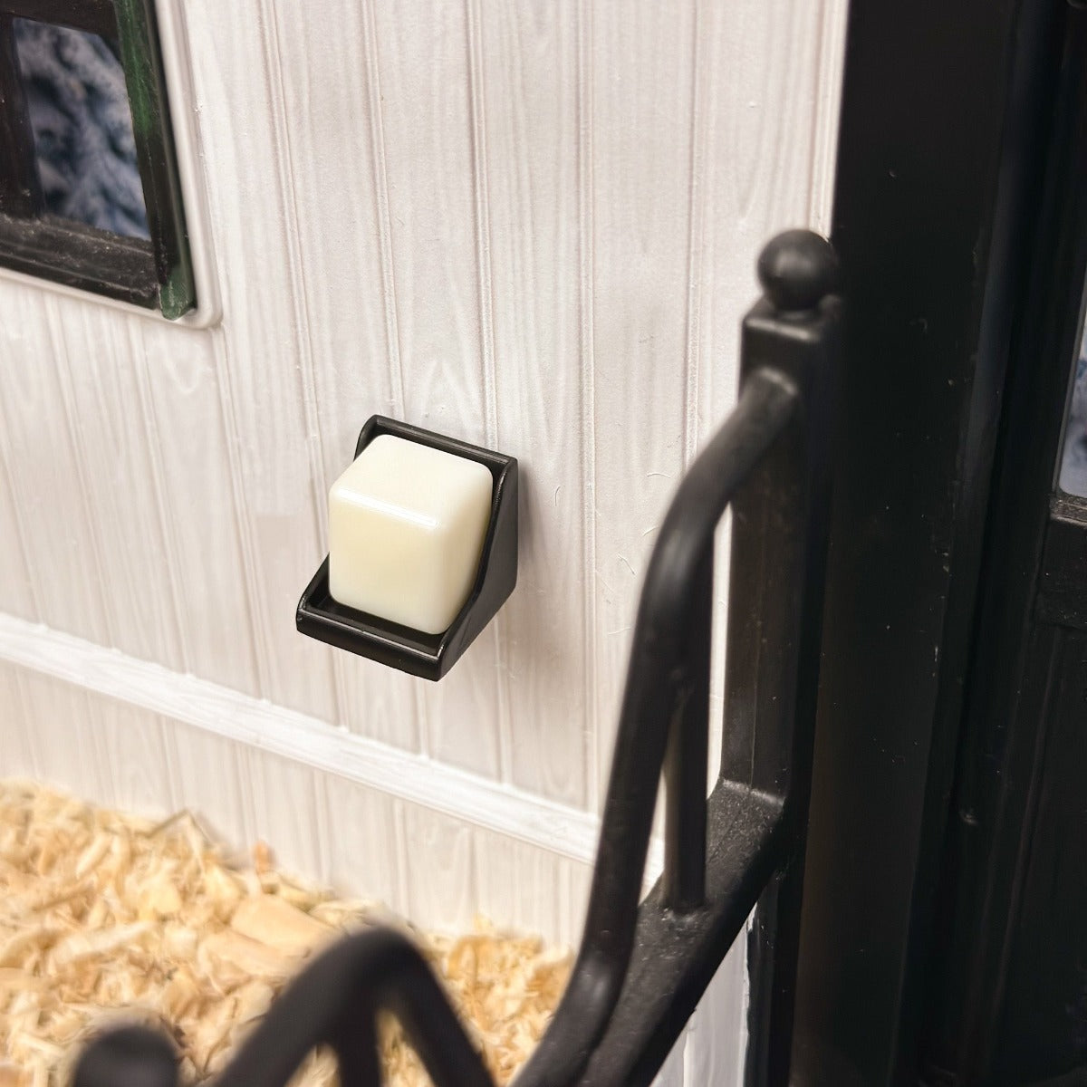 3D printed Salt Block holder for Schleich model horses (Scale 1:20)