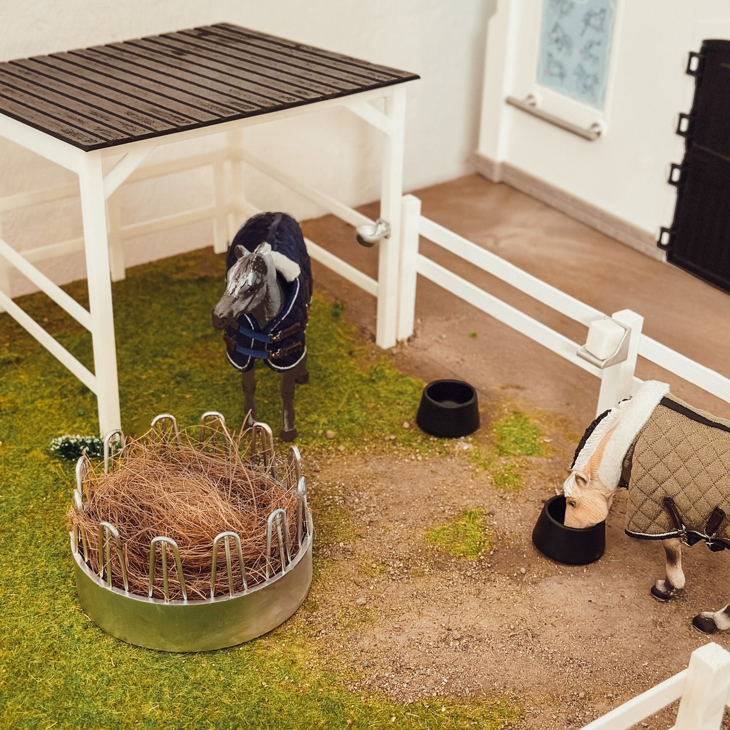 Pasture Shelter with hay rack and bucket for Schleich model horses