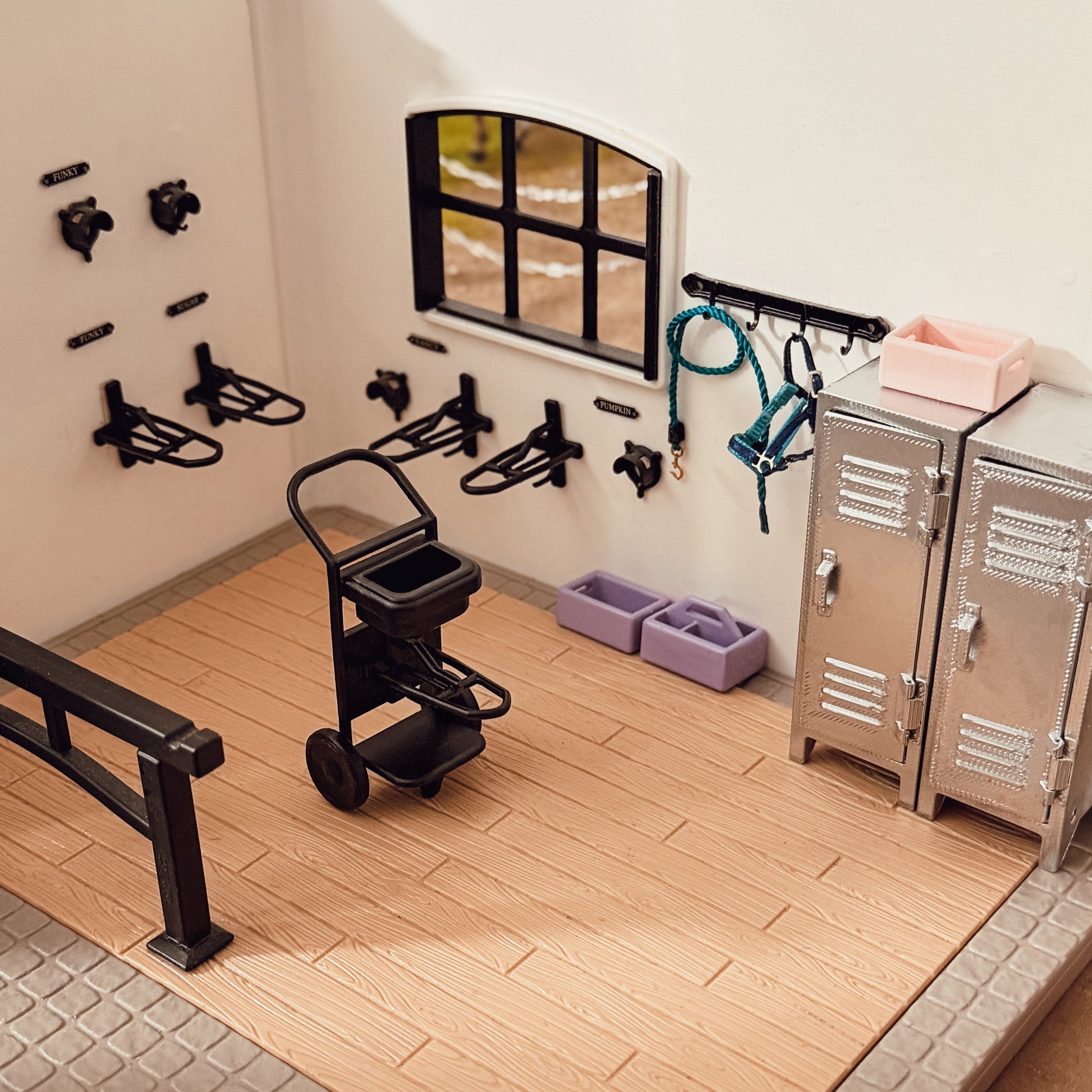 New Tack Room Gift Set for Schleich modem horses